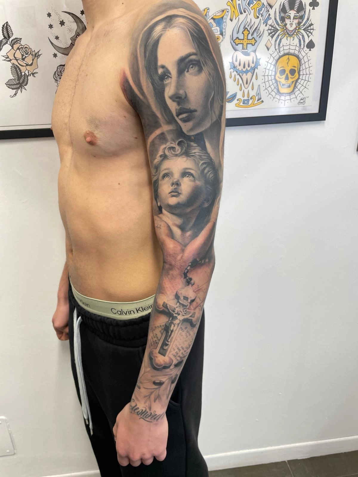 Tattoo realistico black and grey Rimini studio Black Swan tatuaggio dettagliato professionale