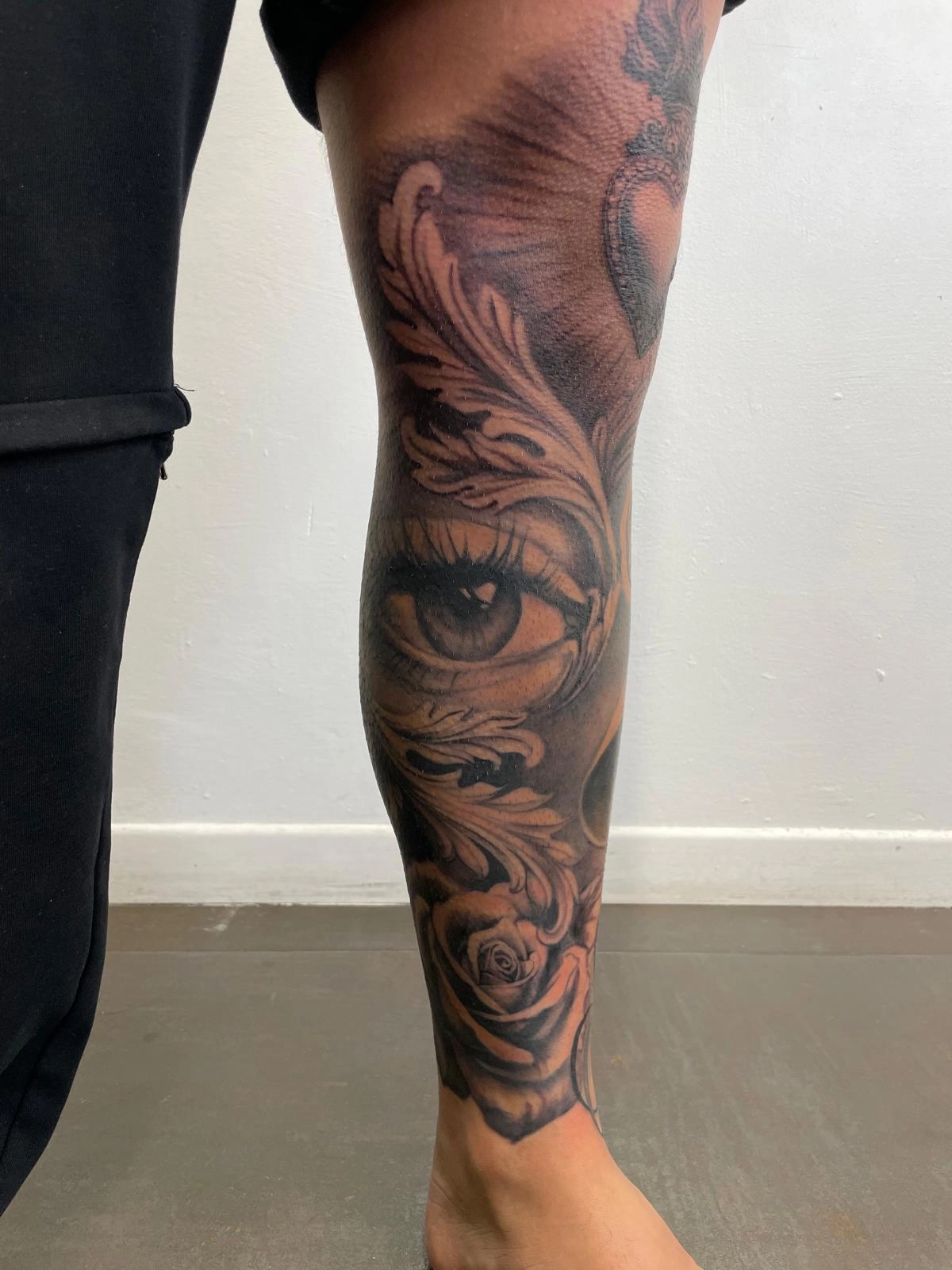 Tatuaggio blackwork Rimini Black Swan studio ink nero dettagliato artistico professionale