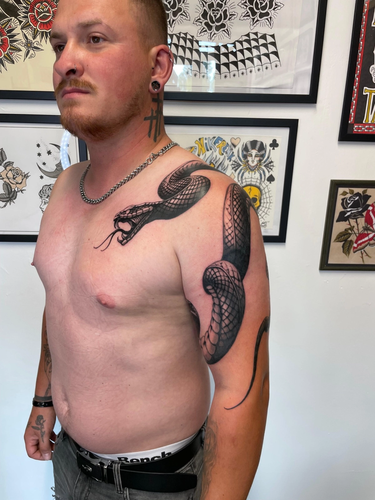 Fine line tattoo Rimini Black Swan studio tatuaggio linee sottili minimalista elegante