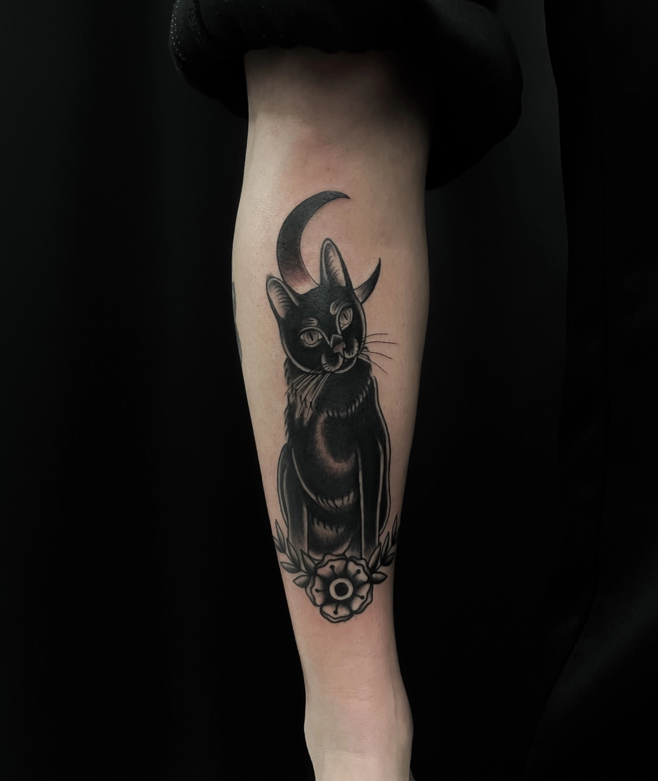 Tatuaggio blackwork Rimini Black Swan studio ink nero dettagliato artistico professionale