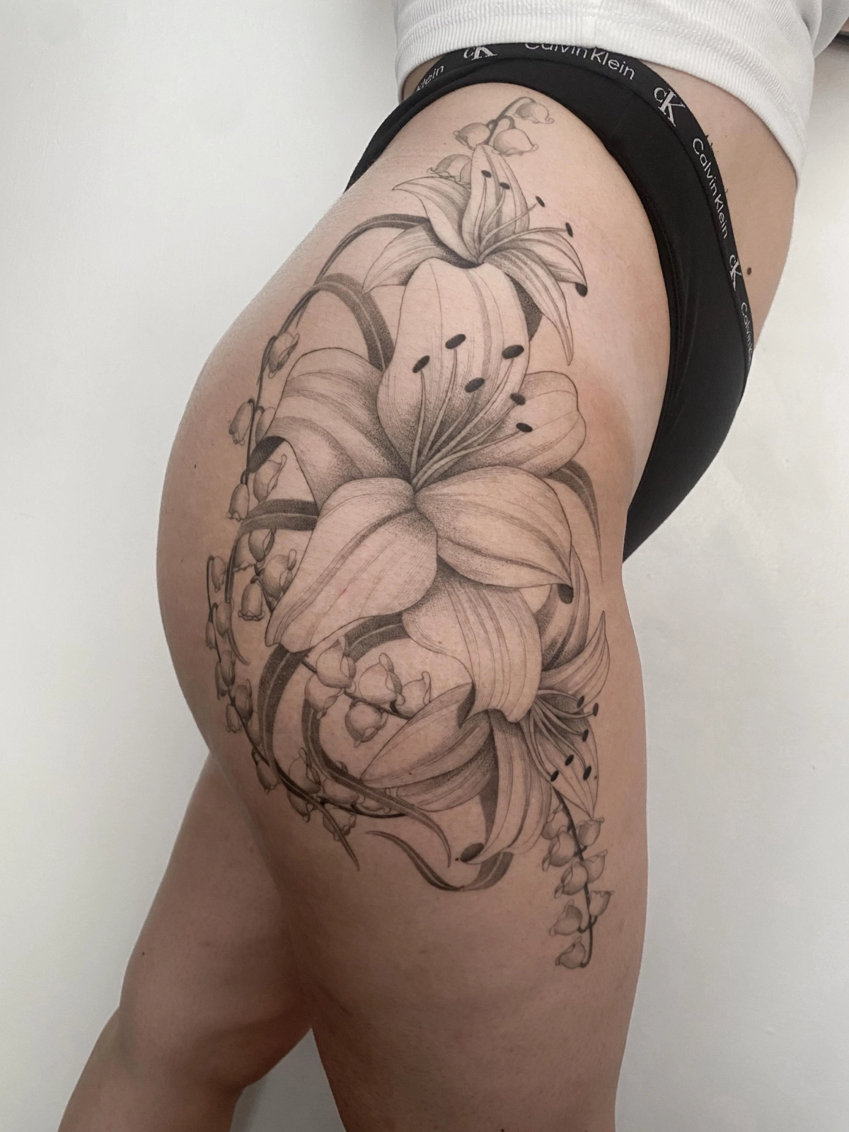Tattoo realistico black and grey Rimini studio Black Swan tatuaggio dettagliato professionale