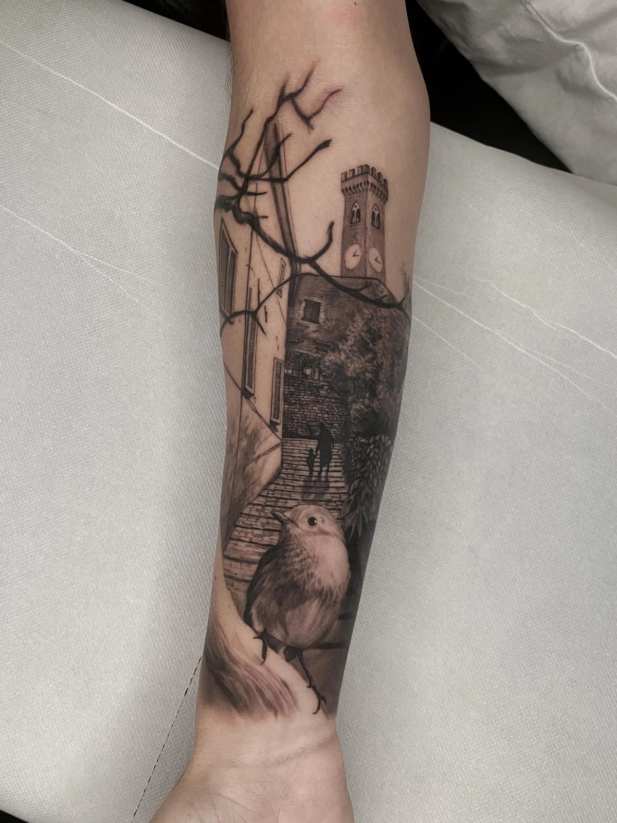 Tatuaggio blackwork Rimini Black Swan studio ink nero dettagliato artistico professionale