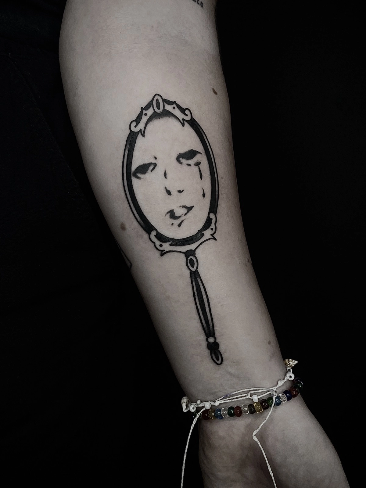 Fine line tattoo Rimini Black Swan studio tatuaggio linee sottili minimalista elegante