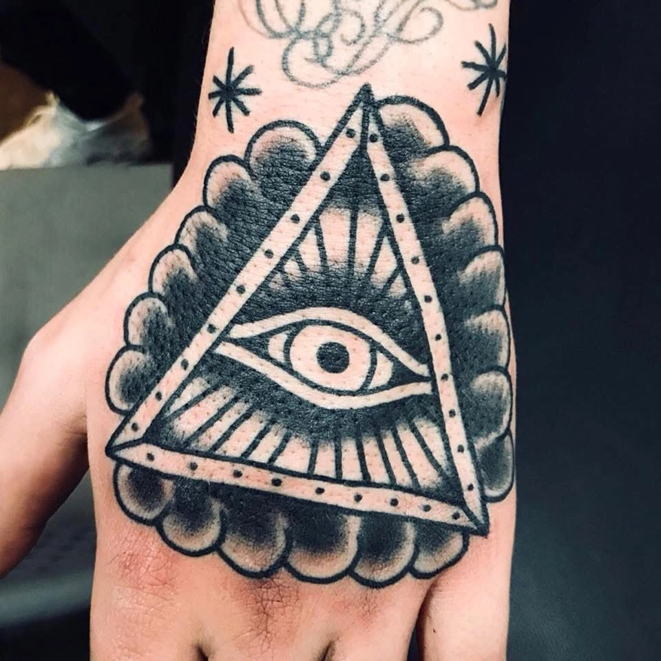 Tattoo realistico black and grey Rimini studio Black Swan tatuaggio dettagliato professionale