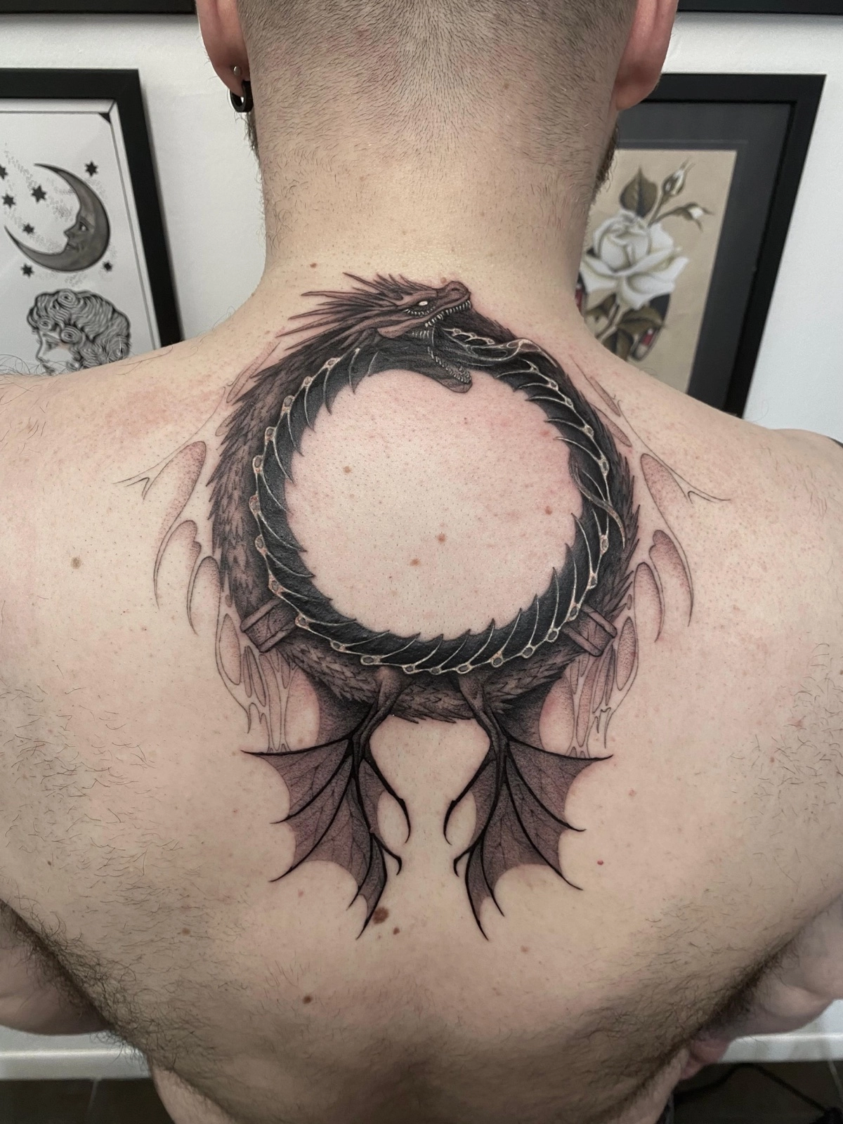 Tattoo realistico black and grey Rimini studio Black Swan tatuaggio dettagliato professionale